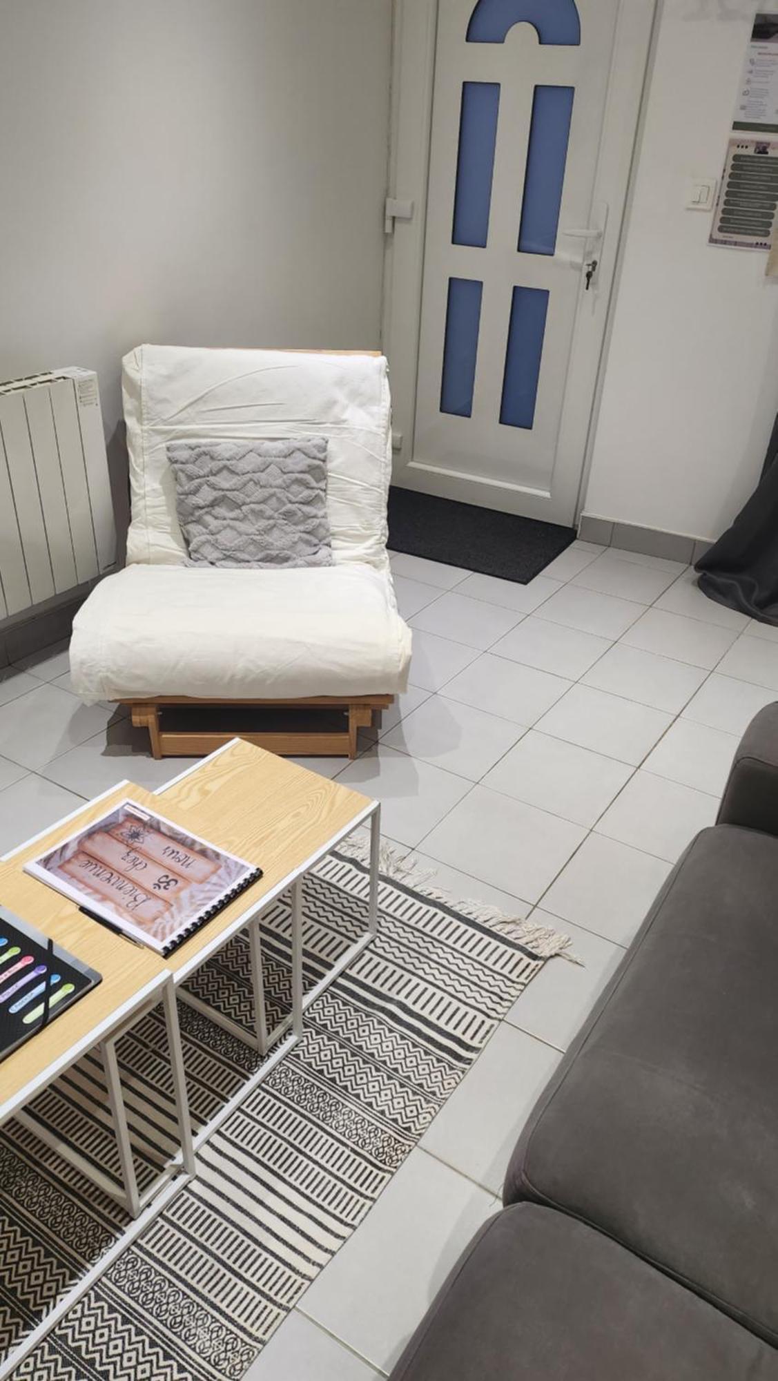 Joli Studio En Centre Ville Faremoutiers Exteriör bild
